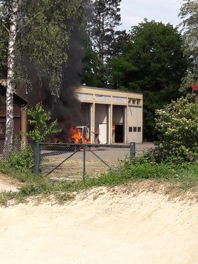 Amateuraufnahmen! Unterensingen: Boeschungsmaeher geht in Flammen auf beim Landesbetrieb Gewaesser des RP Stuttgart